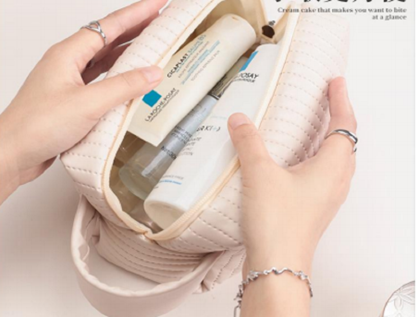 Feature of cosmetic bag for enterprise promotional gifts