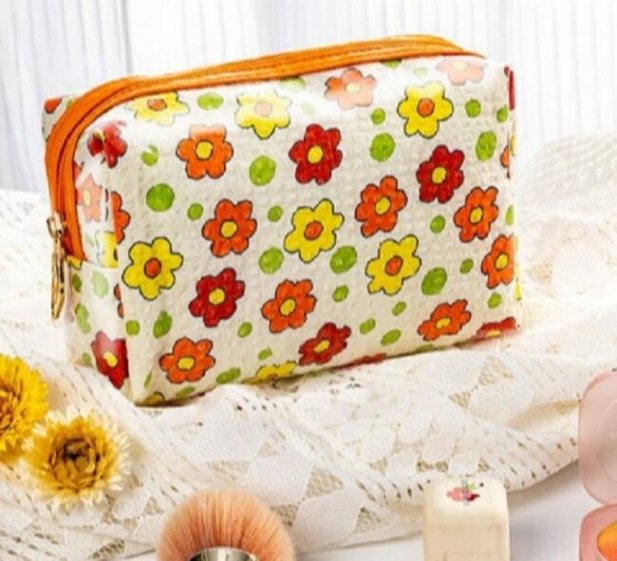 Fashionable cosmetic bag with practical features
