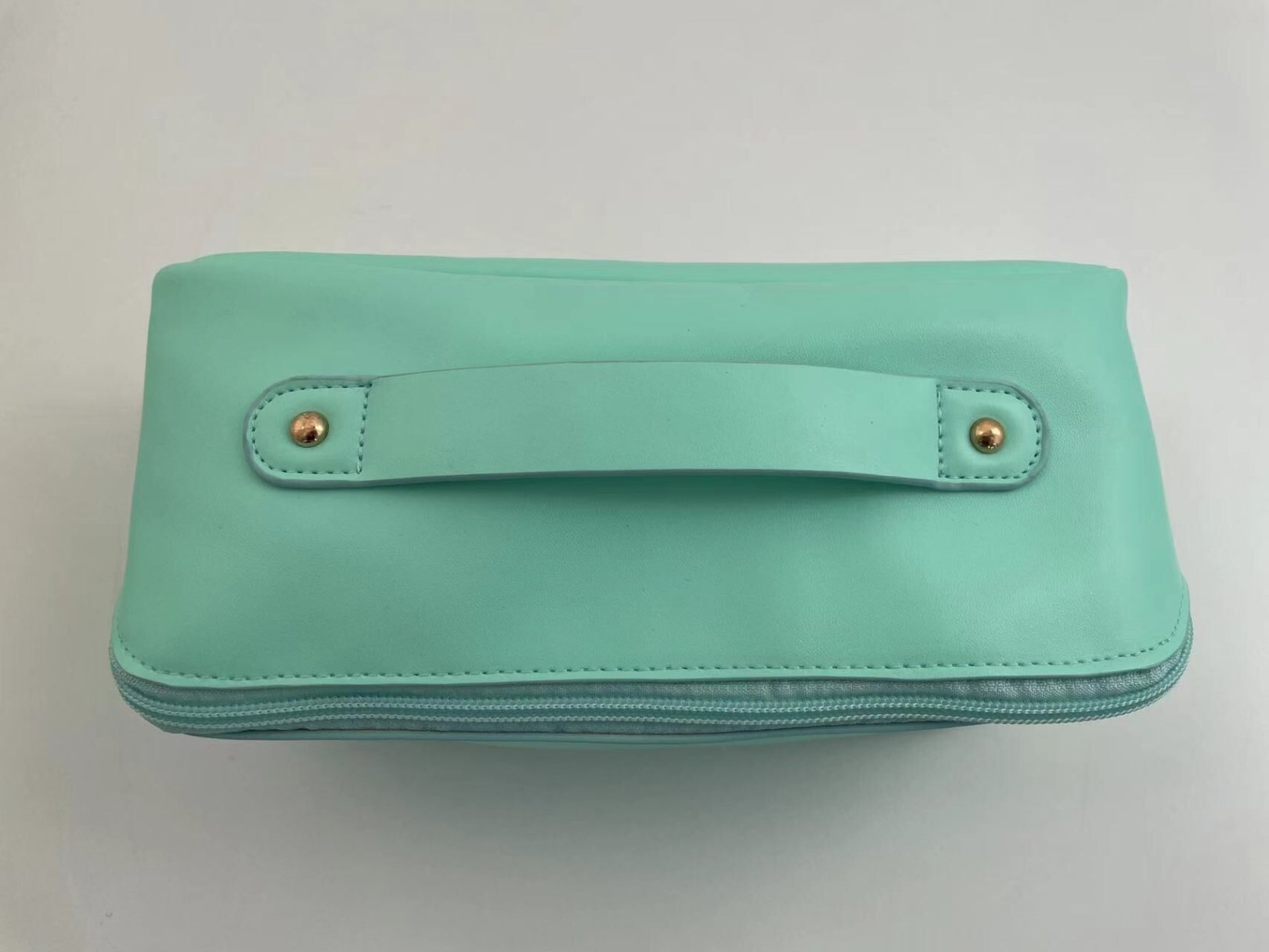 Cosmetic bags display image
