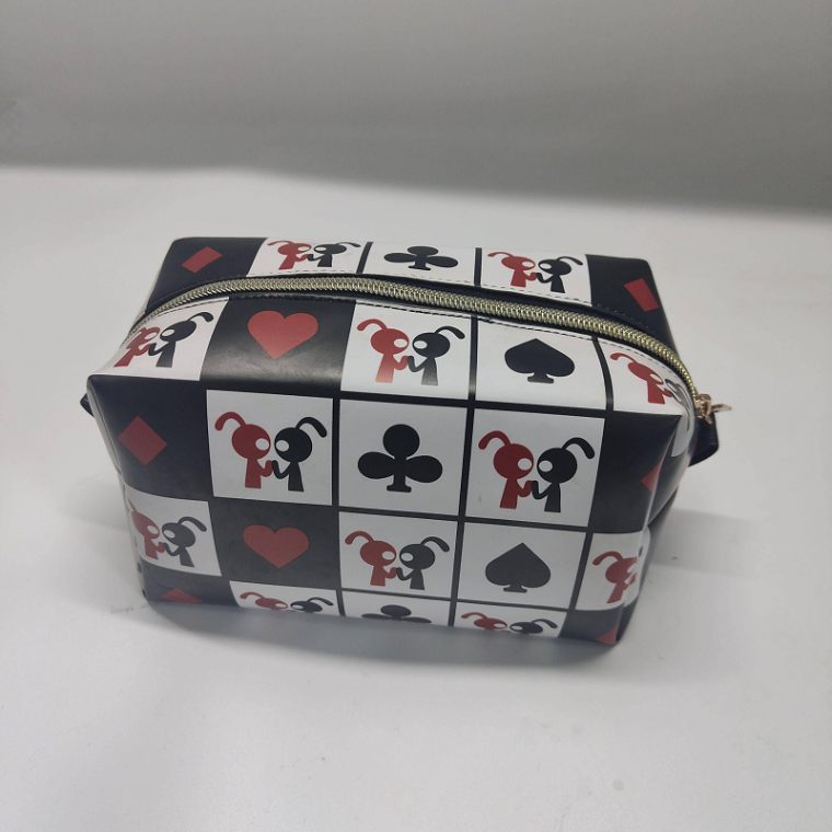 Trendy cosmetic bags with modern design for promotional gifts