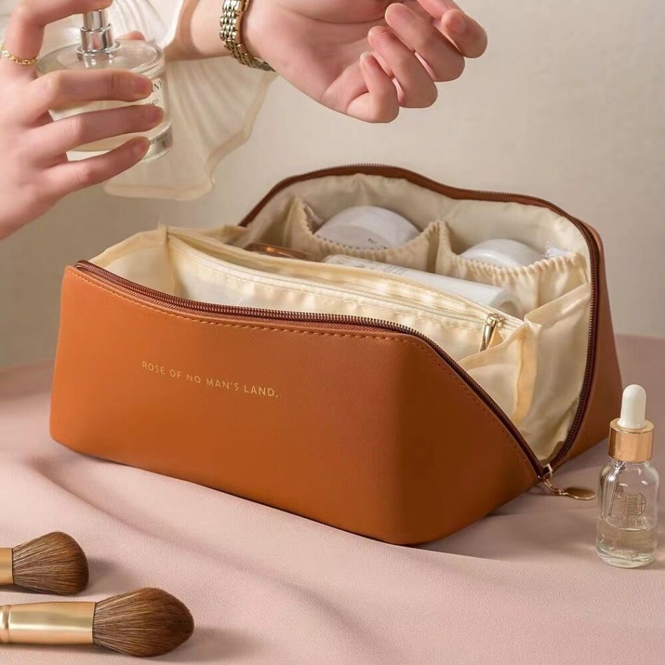 Practical cosmetic pouch ideal for business promotional gifts