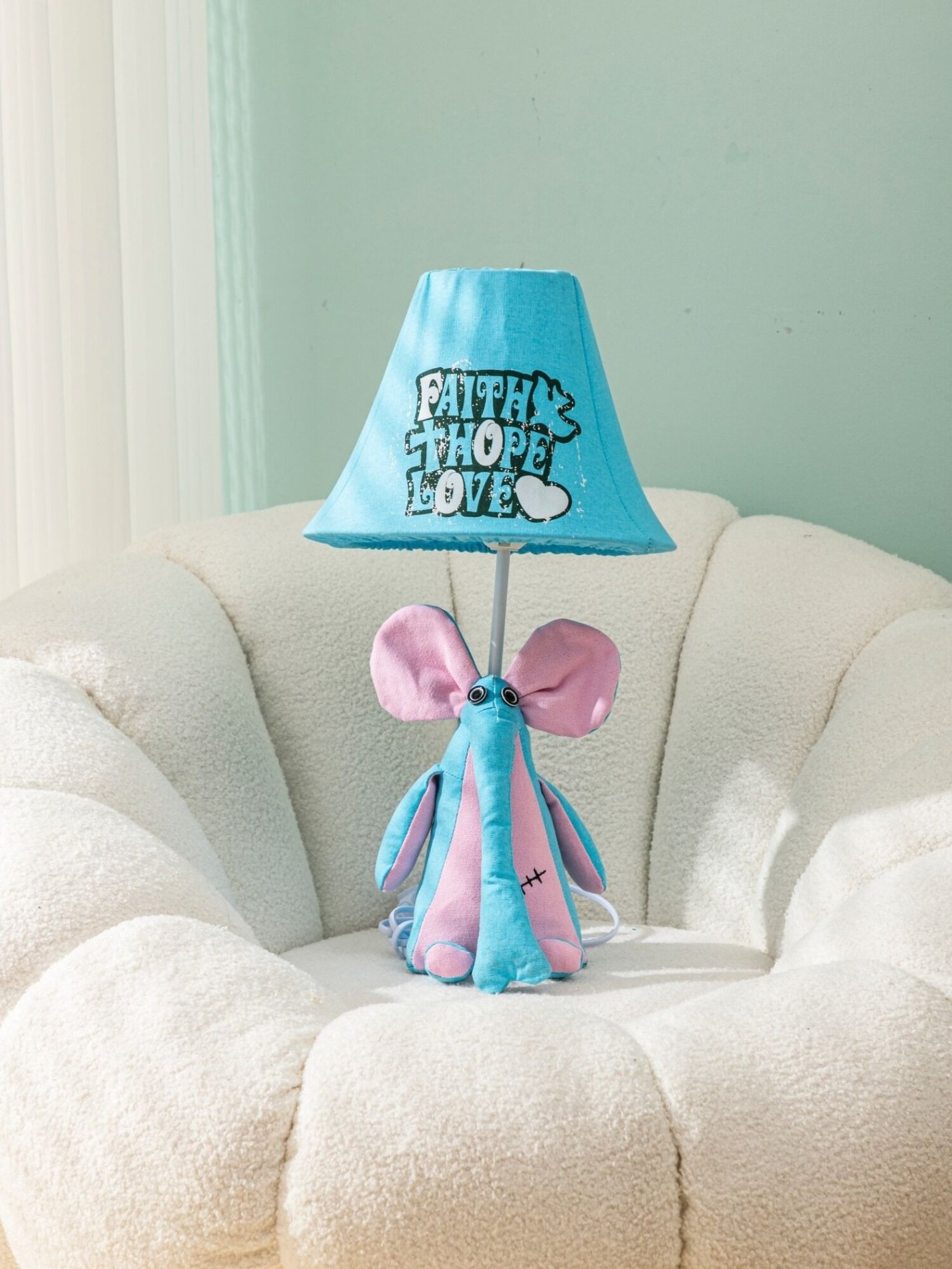 Adjustable height children's floor lamp