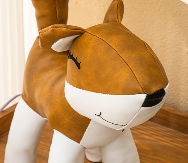 Animal-themed lamp for kids' bedrooms