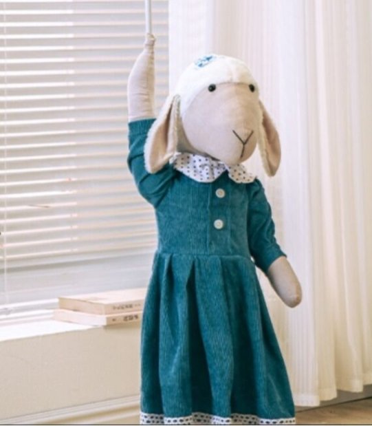 Cute floor lamp suitable for children's spaces