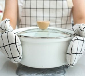 High-quality oven gloves for safe cooking